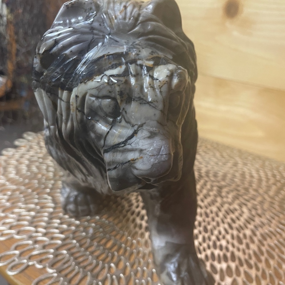 6.8 LBs Amazing Volcano Agate natural stone Lion carving with strong UV! - Picture 5 of 12